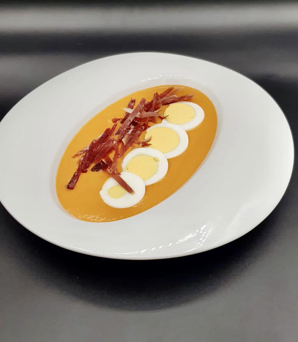 Salmorejo con huevo y jamón cordobés